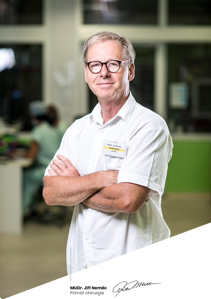 Lékař stojící v nemocnici